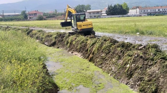Sulama Birliği Geyve Eşme Köyü Civarında Kanal Temizliği Yapıyor.