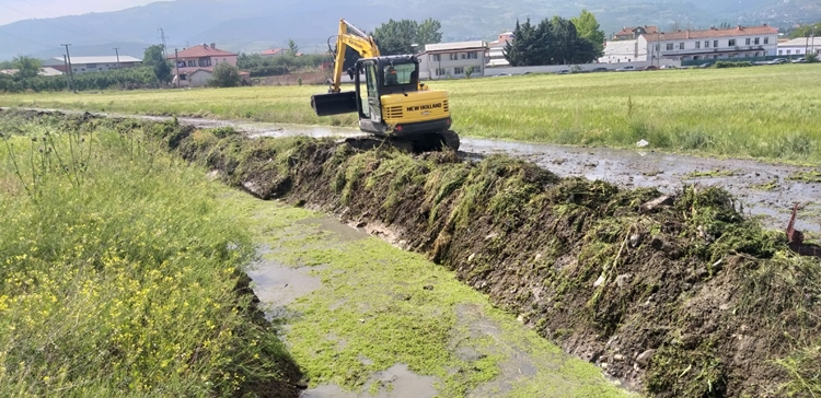 Sulama Birliği Geyve Eşme Köyü Civarında Kanal Temizliği Yapıyor.