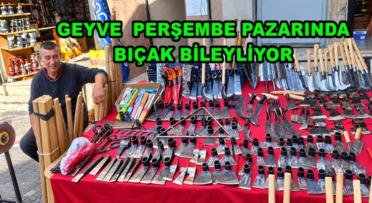 Geyve Perşembe Pazarı’nda 40 Yıllık Usta: Murat Boncuk Bıçak Biliyor, Tarım Aletleri Üretiyor